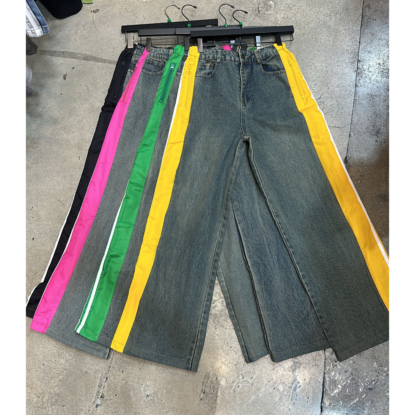 Jeans with side color trip